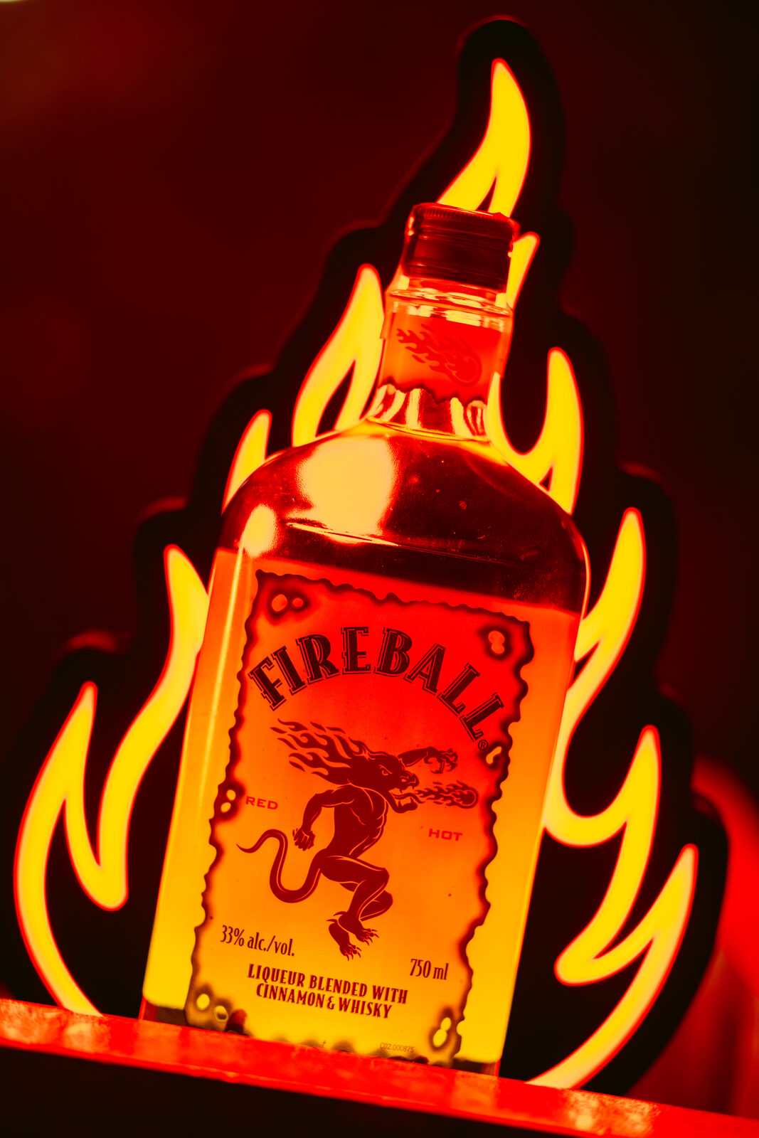 Garrafa da Fireball em neon na Vuco Vuco
